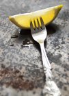 Coin citron sur fourchette — Photo de stock
