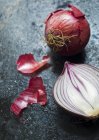 Red onions, whole and halved — Stock Photo