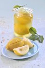 Мариновані лимони в банці — стокове фото
