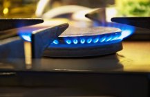 Vista close-up de fogão de gás em chamas — Fotografia de Stock