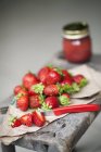 Frische Erdbeeren auf Papiertüte — Stockfoto