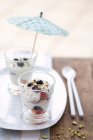 Óculos de iogurte e frutas — Fotografia de Stock