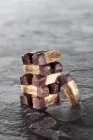 Biscotti impilati glassati al cioccolato — Foto stock