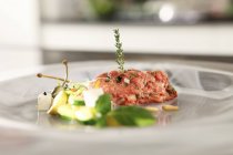 Tartaro con insalata mediterranea — Foto stock