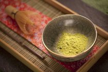 Крупный план японского порошка зеленого чая маття в торжественной чаше — стоковое фото
