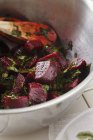 Salada de beterraba fresca com salsa e limão em uma tigela de metal — Fotografia de Stock