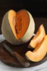Cantaloupe con dos cuñas cortadas - foto de stock