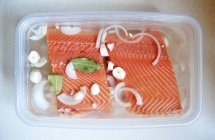 Faire mariner le saumon avec les oignons et l'ail — Photo de stock