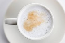 Tasse de café avec mousse de lait — Photo de stock