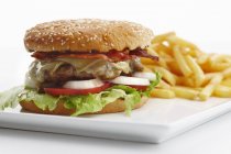Hamburger di pancetta con patatine fritte — Foto stock
