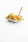 Batatas fritas em prato de papel takeaway — Fotografia de Stock