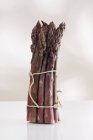 Mazzo di asparagi viola — Foto stock