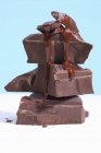 Cioccolato fuso gocciolante giù pezzi di cioccolato — Foto stock
