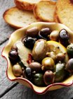 Чаша маринованных маслин — стоковое фото