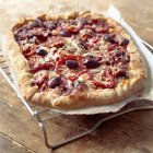 Ofen gebratene Tomaten und Oliven-Pizza — Stockfoto