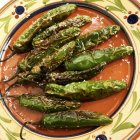 Pimentos Fritos; Смажені зелений чилі сіль на тарілку — стокове фото