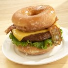 Cheeseburger mit Speck auf Donuts — Stockfoto
