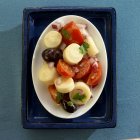 Вид на бразильские сердца пальмового салата с помидорами, оливками и луком — стоковое фото