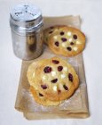 Macadamia nut and cranberry cookies — Stock Photo
