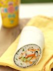 Envoltura de sushi con salmón - foto de stock