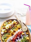 Vista ravvicinata dell'insalata Cobb con carne, verdure ed erbe aromatiche — Foto stock