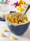 Bowl of macaroni and cheese — Stock Photo