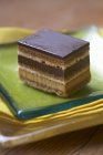 Vista close-up de sobremesa de chocolate em camadas na placa — Fotografia de Stock