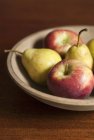 Frische reife Äpfel und Birnen — Stockfoto
