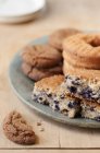 Blaubeerkuchen und altmodische Donuts — Stockfoto