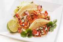 Tacos de camarón con lima - foto de stock