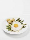 Green asparagus with fried egg — Stock Photo
