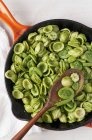 Pesto alla menta agli spinaci sulle orecchiette — Foto stock