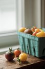 Frisch gepflückt verschiedene bunte Tomaten — Stockfoto