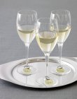 Copas de vino blanco con etiquetas de nombre - foto de stock