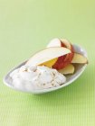 Крупный план сладкого йогурта с яблочными ломтиками и посыпанной корицей — стоковое фото