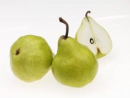 Half and whole fresh pears — Stock Photo