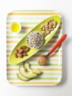 Alimentos que contenham gorduras monoinsaturadas ou saudáveis na superfície branca com placas — Fotografia de Stock