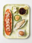 Alimentos que contêm proteínas em placas na superfície branca — Fotografia de Stock
