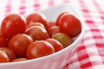 Tomates rojos húmedos - foto de stock