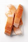 Trozos de salmón sin cocer - foto de stock