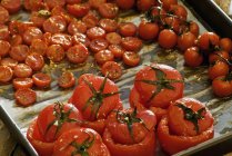 Tomates assados em uma bandeja de cozedura — Fotografia de Stock