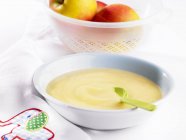 Closeup view of with spoon in bowl apple pure — Stock Photo