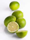 Limes fraîches mûres avec moitiés — Photo de stock