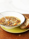Овощной суп с хлебом — стоковое фото