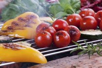 Gegrilltes Gemüse auf dem Grill mit Dampf — Stockfoto