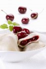 Pasta di ravioli ripiena di ciliegie — Foto stock
