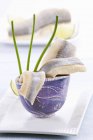 Filetti di aringa in tazza blu — Foto stock