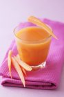 Glas Karotten und Apfelsaft — Stockfoto