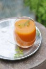 Zanahoria y zumo de naranja servido en vaso - foto de stock