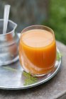 Cenoura e suco de laranja servindo em vidro — Fotografia de Stock